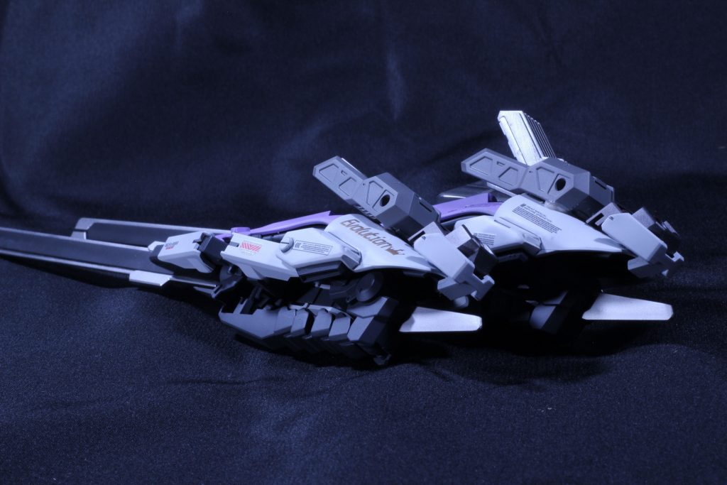 武器なのかよくわからない棒もいろいろペタペタ。シルバーはクレオス チタンシルバー2を初使用しました。思ってた通り、にゃ 思ってた以上にカッコいいキットでした☺️