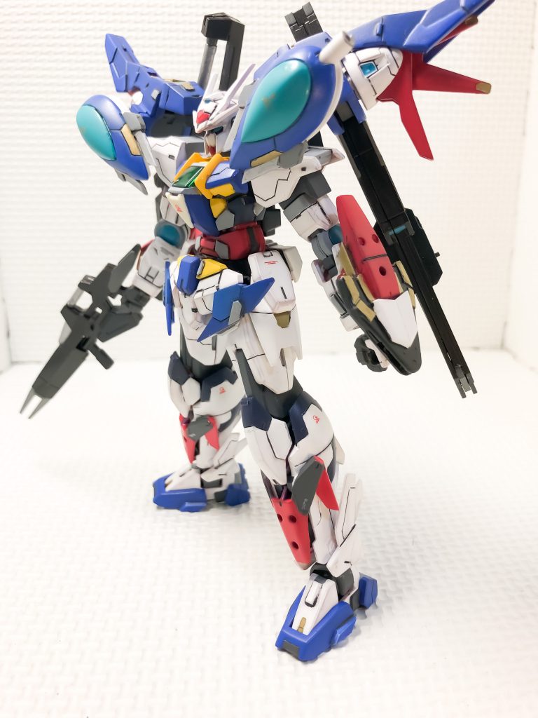 サイドからです。脚部は、ボリュームアップを重点的に行いました。サイドアーマーは、元の物に加えてストライクフリーダムの籠手のパーツを使って延長しています。元の羽になるようなパーツは、副羽をつけるようにして、全体の印象が変わるようにしています。