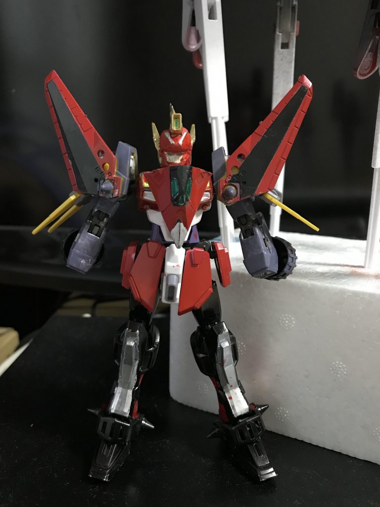 完成80%ぐらいの時です。何かが足りない、、、と悩み続けて顔のサイドのパーツと後ろのウイングを付けたらバランスが少し変わりました。