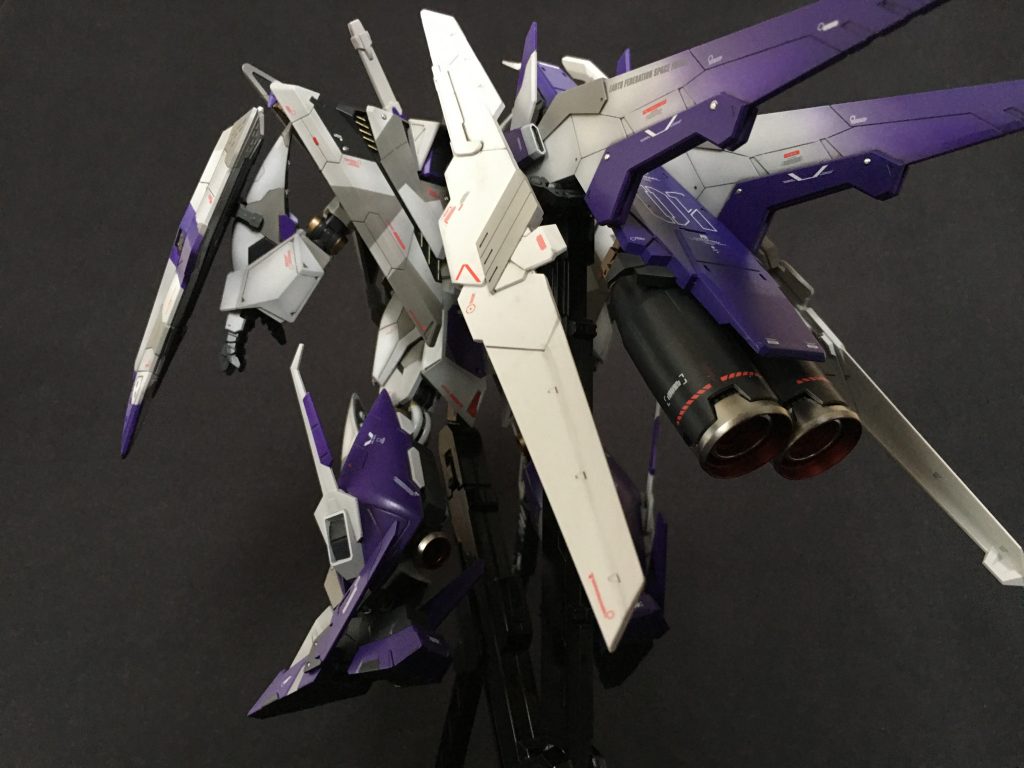 ディスプレイスタンドを改造し、機体本体とシールドを2本の柱で支えています。