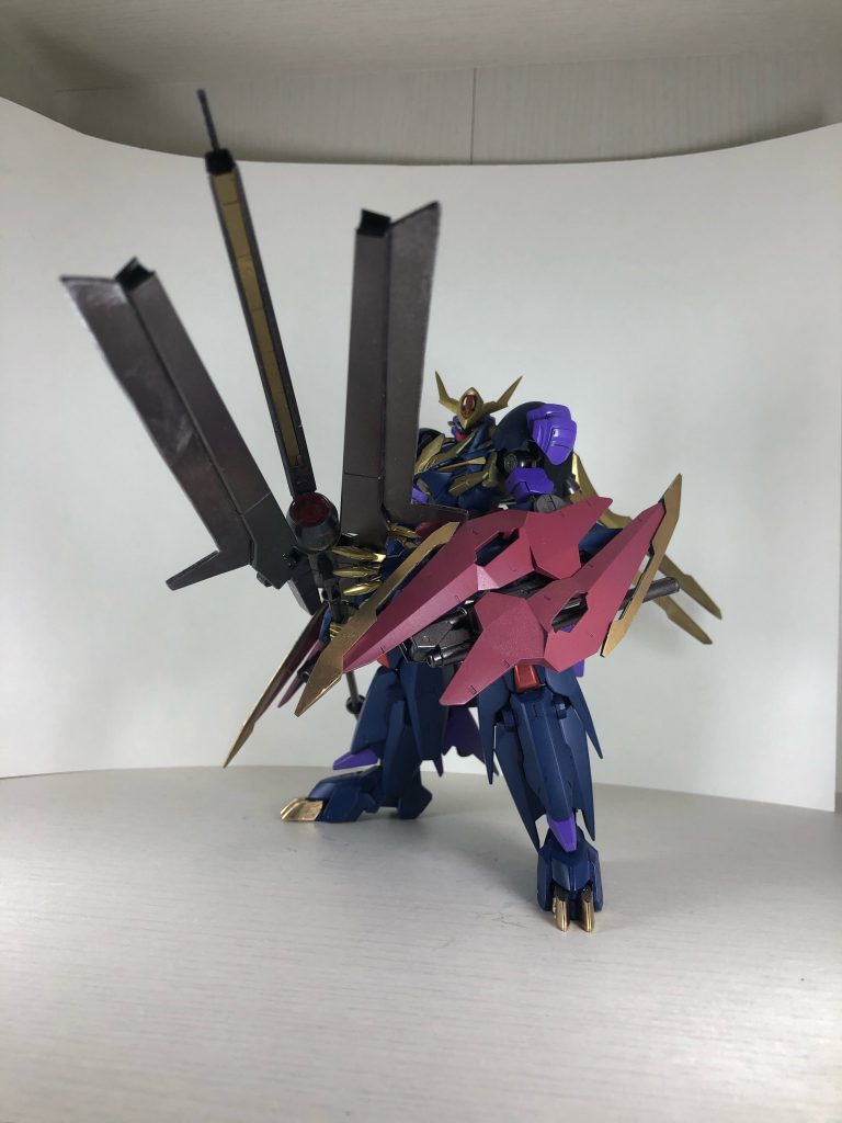 大型メイスの砲撃形態。この一撃はコロニーや資源衛星も破壊する。動力炉を内蔵しているので時間は掛かるが何度も使用可能。