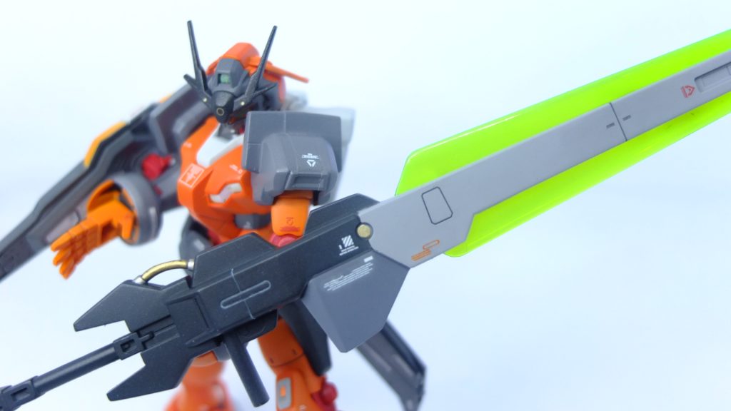 ビーム発振状態も作りましたがカメラの範囲に収まらないと言う悲劇により何だかビームソード構えてるようなポーズに…