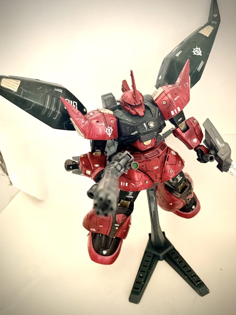 ゲルググ本体は首と肩アーマーの先端と腰と太ももと足首の延長、肩幅と腰を詰めてスッキリさせました。