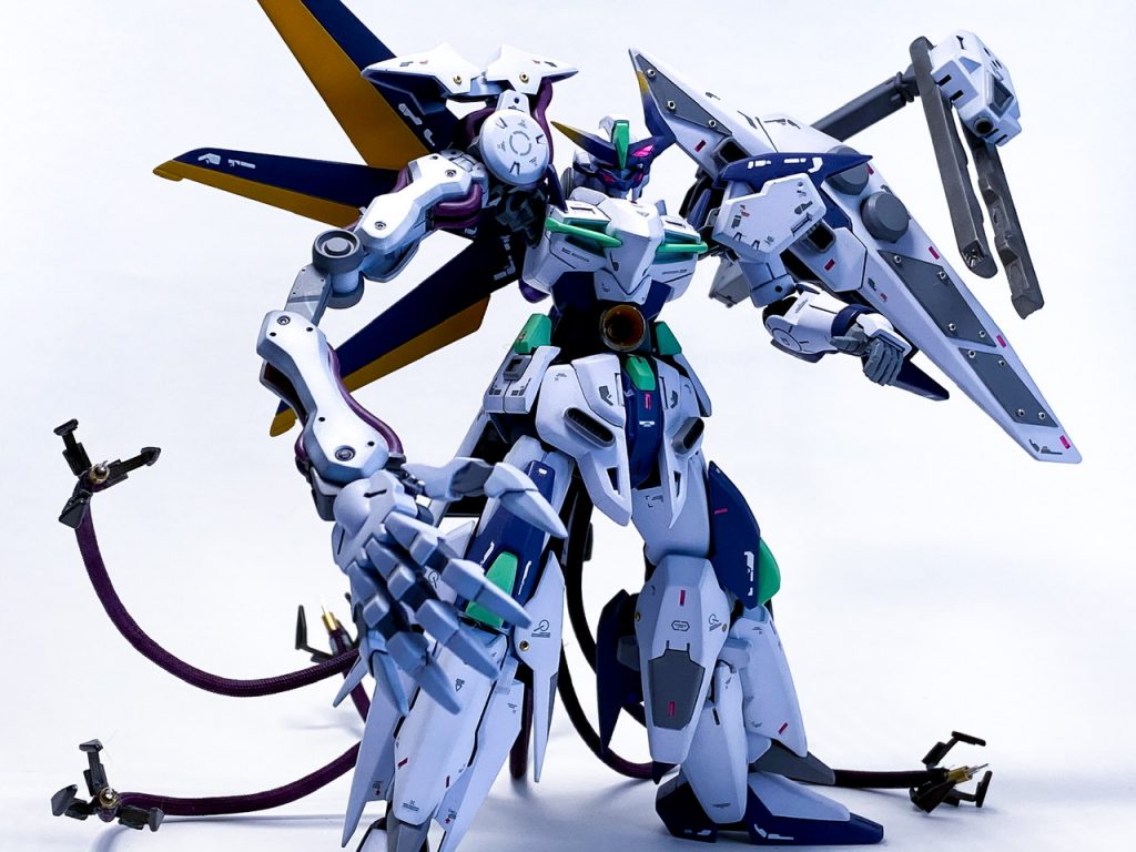 その他の工作について。ジャンクパーツを使った右肩ウィング追加に、シールド裏の折り畳みキャノンをシザースに改造。それぞれゲテモノガンダムのパイオニアであるフロスト兄弟の機体をリスペクトしました。