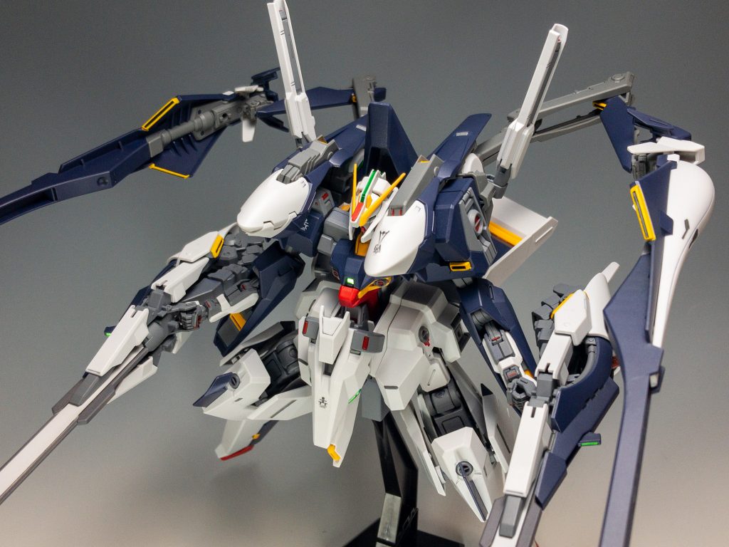 アクションポーズを取るにも、可動範囲や干渉がすごくて(汗)ほぼ固定ポーズですね…。