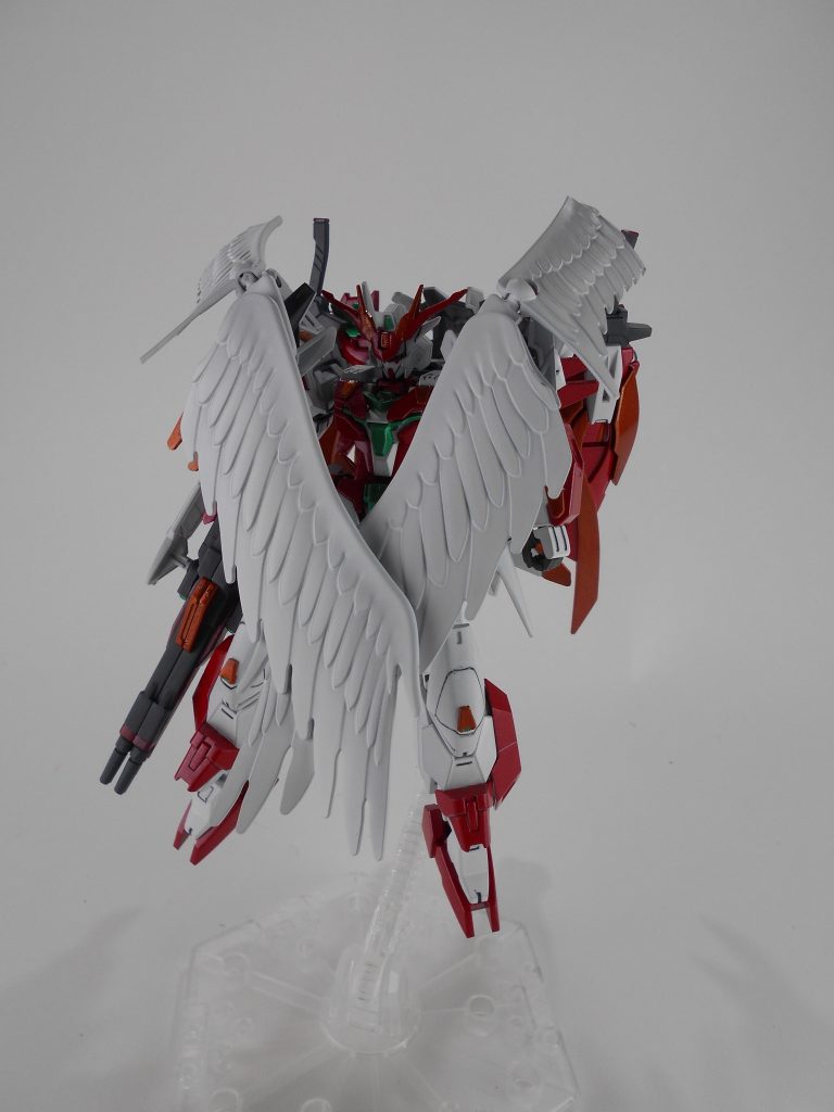 防御形態。ウィングバインダーで正面を覆い、ビームを流すことでシールドとして使用できます。