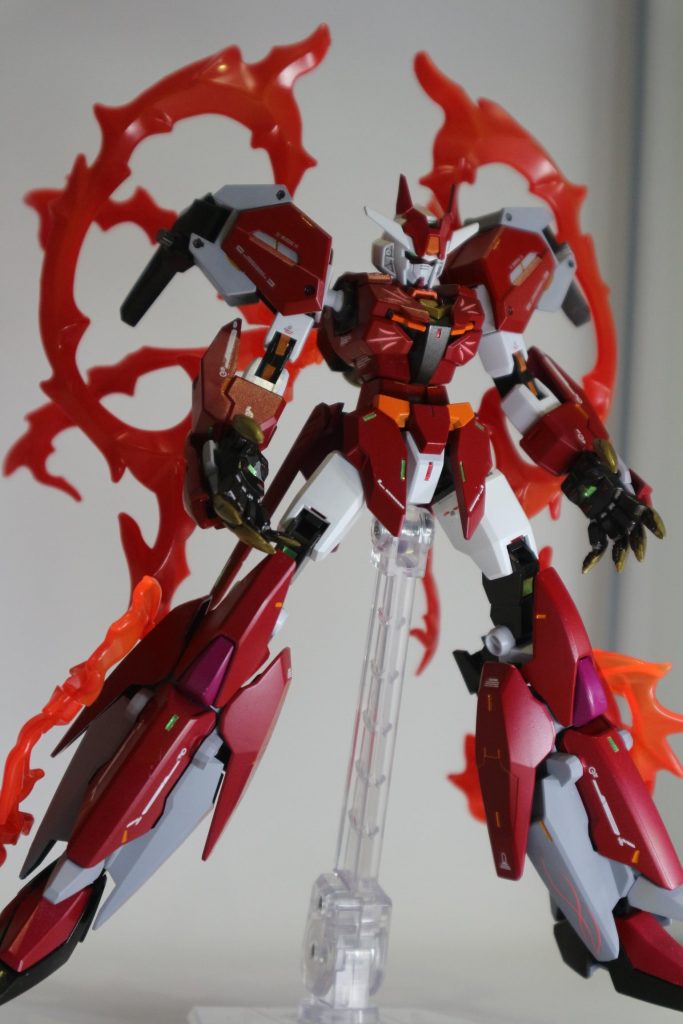 背中、肩、脚に炎エフェクトを着けて、短時間のみの強化モードです。エフェクトパーツはグラデーション塗装をしたつもりなのですが、もう少し色にメリハリをつけても良かったかもしれません。