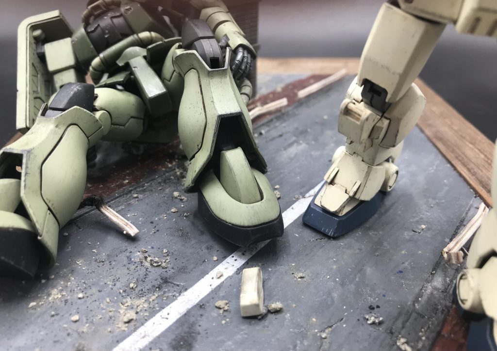 地面はスチレンボードで作り、水性ホビーカラーで塗装。道路はグレー、石畳みはブラウンで塗装したあとウェザリングマスターのマルチブラックで全体をウォッシングしています。