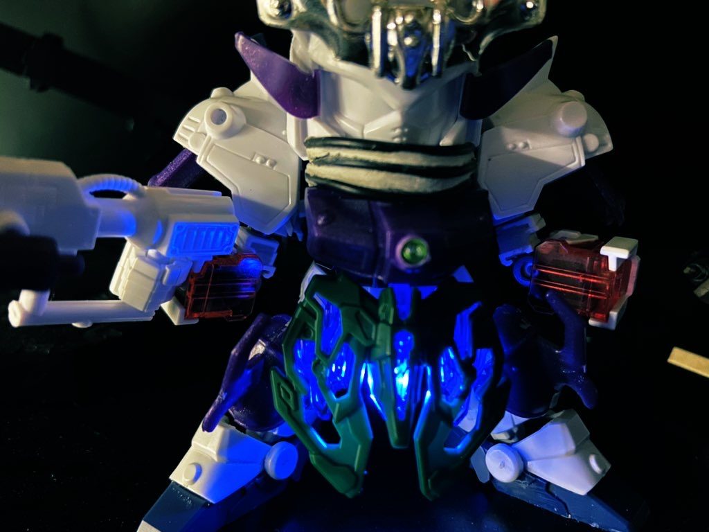 はったりマフラーは被覆ケーブルをぐにゃぐにゃまけでベースを作り隙間をパテ埋めし削って整形後黒サフしました✨ちなみに胸と股間も光りますがいい写真が撮れず!クリアパーツだからってすぐ光らせるのやめます、胸の真ん中が丸いからって光らせるのやめます。