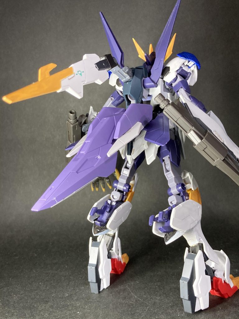背面。コアガンダムIIとの戦闘で手に入れたコアディフェンサーを装着し、そこにテイルブレードを取り付けています。(改造が甘くワイヤー取り付けギミックがオミットされてます)