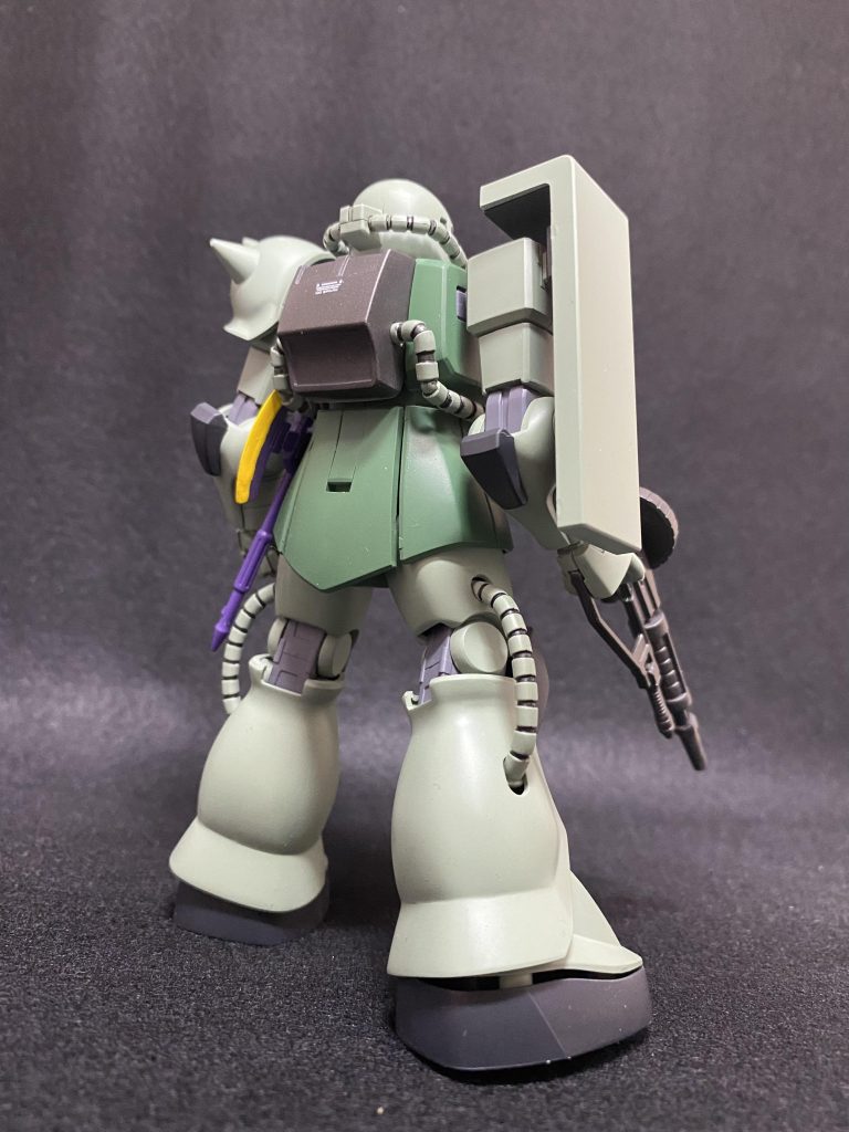 後ろから。うんうん、ザクって感じ。