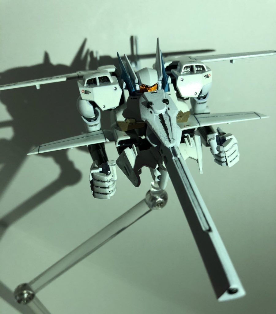 飛行形態あくまで飛行形態にもなるというだけの機体を信念と執念と技量で無理矢理可変機にしたグラハム・エーカーという男