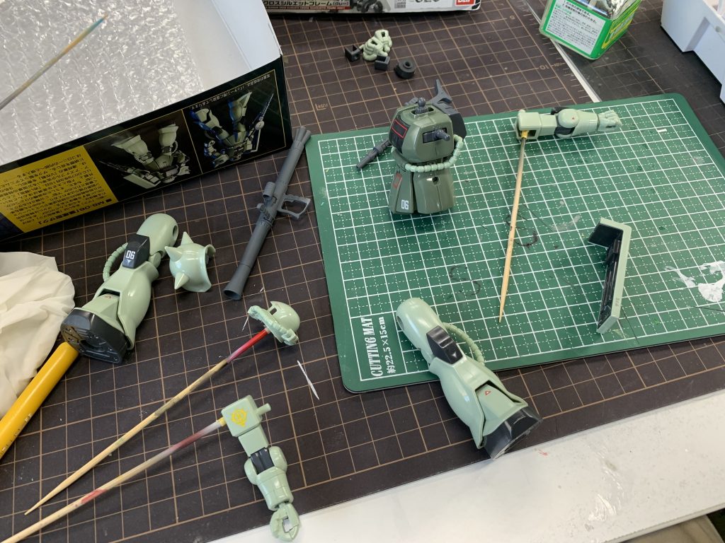 制作工程のご紹介です。デカールを貼る前に光沢トップコートを吹くことで表面を滑らかにし、デカールを貼りやすくしています。