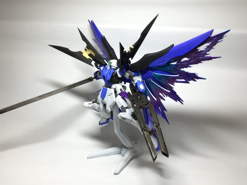 光の翼を展開することでより高い高機動戦闘を可能にする。