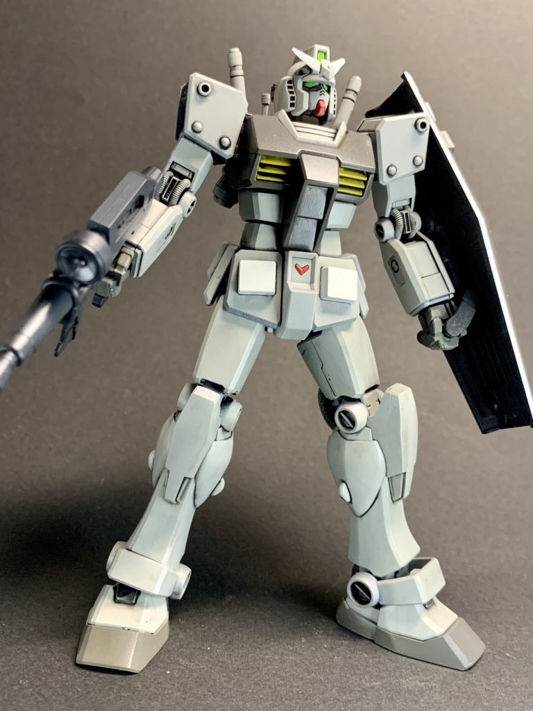 前から見たら普通のガンダム。