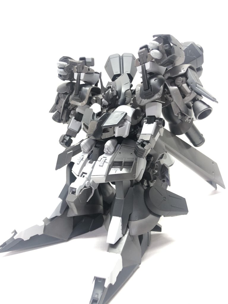 機体全体の大型化と各部へのスラスター追加、ミサイルの装着を行いました。