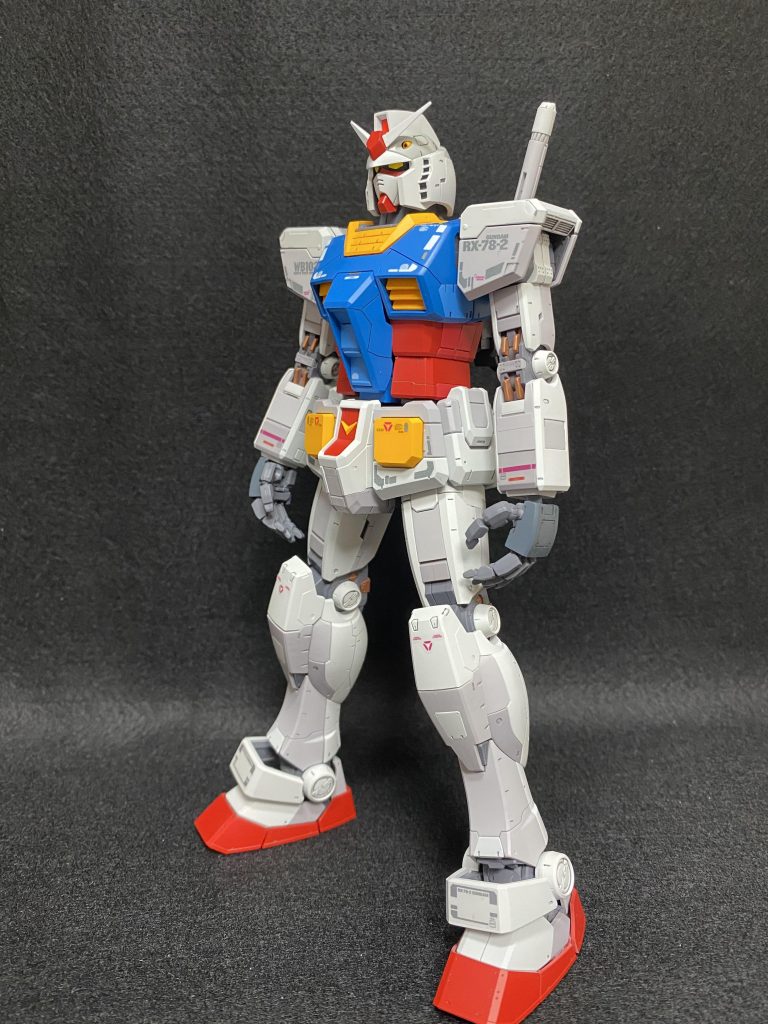 横から。姿勢悪いw各色塗り分けが多く、大変でしたw腕とか脚の金属部は、カッパーで塗りました。