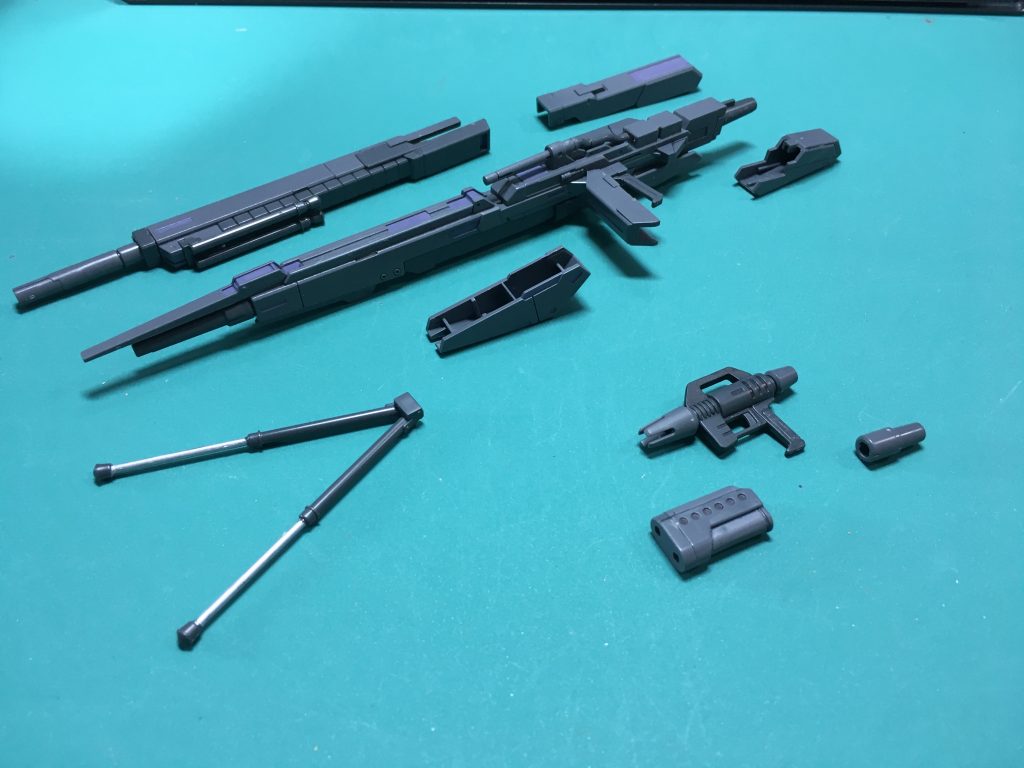 008。Zガンダムのハイパー・メガ・ランチャーとジムのビーム・スプレーガンのセット。 ハイパー・メガ・ランチャーにはRG、旧HGUCのZガンダム対応の装着ジョイントが付属。つけないとなんか下側が寂しいので僕はつけっぱなしにしてます。組み替えパターンはプレーンなイメージの狙撃仕様になります。 ビーム・スプレーガンはスリットが開口されていてシャープな出来。組み替えパターンは連射仕様。正直地味すぎて見栄えが…。ガンプラではないですが「U.C.ARMS GALLERY」の方ではビーム・スプレーガンとジム・スナイパーカスタム用のライフルに組み替えられました。