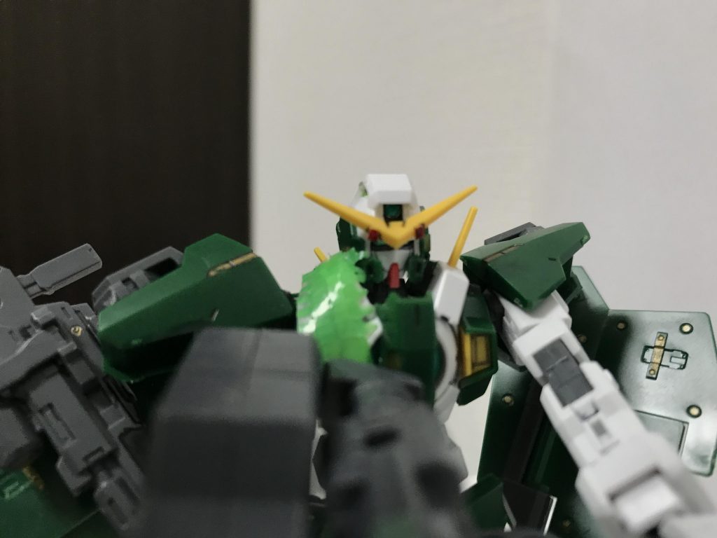 デュナメス「圧縮粒子…開放、ここまでくれば…狙うはバイザー…」