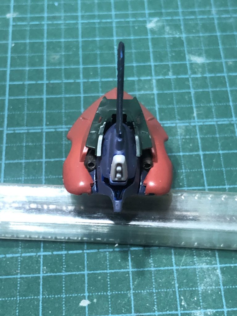 頭部はゼクアインにメッサー等の余剰パーツを貼り付けて、隙間をプラ板で埋めてランナーで作ったバルカンを装着。ブレードアンテナはプラ板で製作しました。