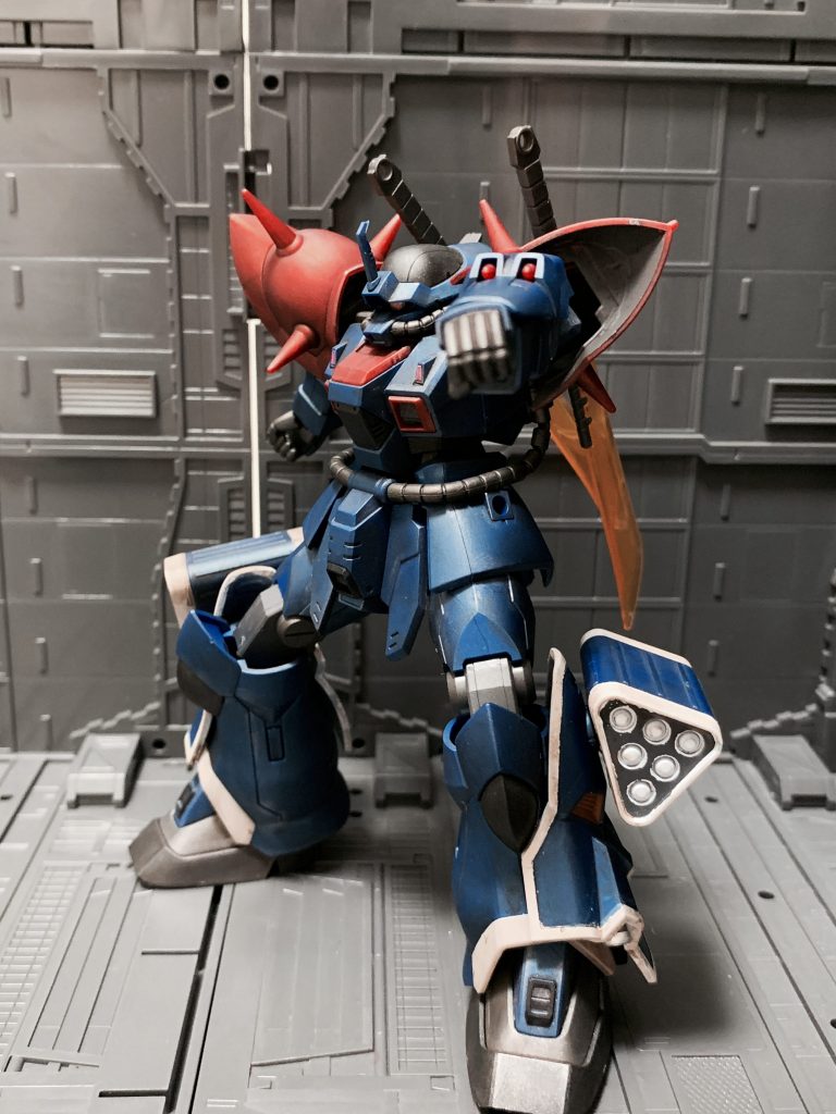 腕部グレネードランチャー。貴重な射撃兵装です。