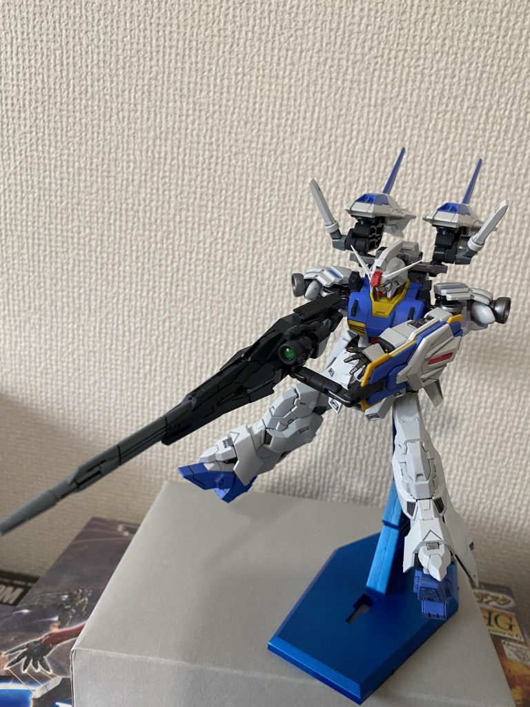 シールドで吸収したビームエネルギーをロングライフルの威力に転送(ディスチャージ)でき、又ロングライフルは銃身をスライドさせることでスナイパーモードになる。