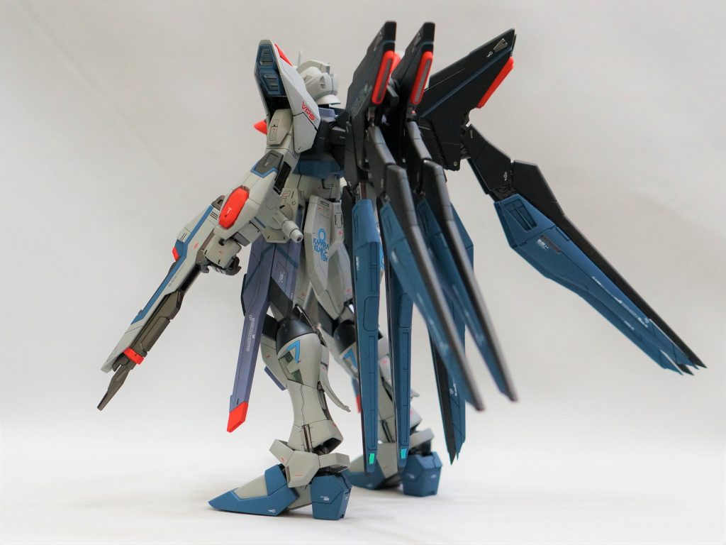 バックパック周りは基本的に最中割のパーツ構成なので地道にひとつずつ合わせ目を処理していきました。