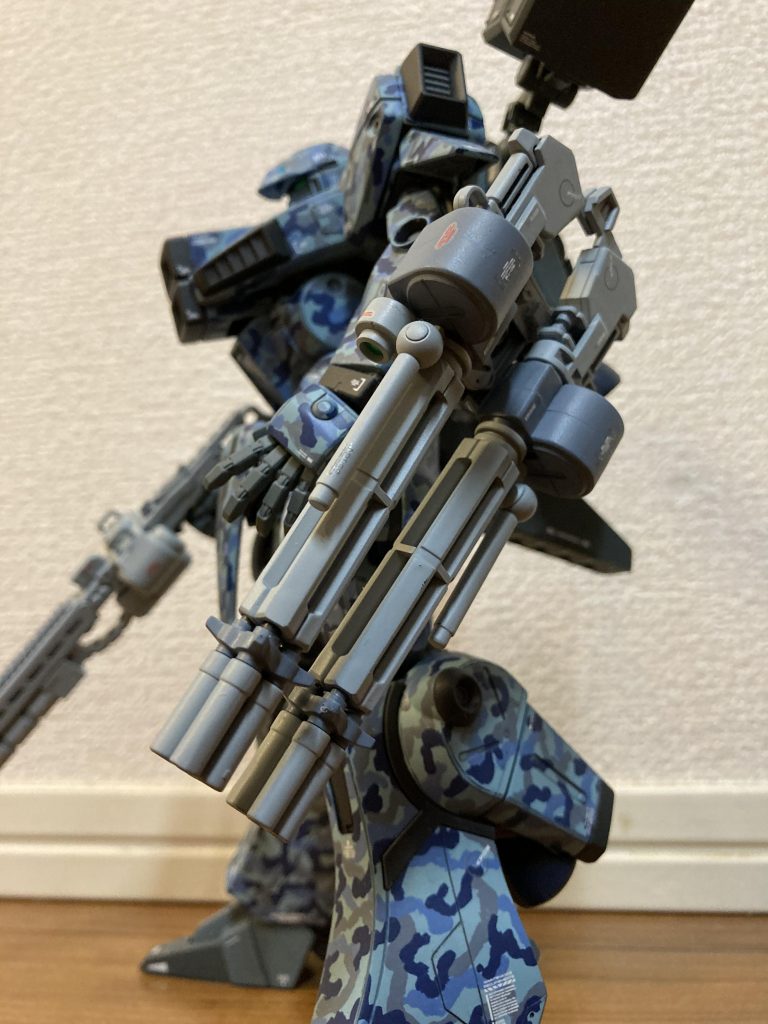 武装はコトブキヤのものをプラ板やLEGOのブロックでデコりました。特徴的なシールドも、ちょっとイメージが合わなそうなので、ユニコーンのガトリングに換装してみました。う〜ん、迷彩の柄はもうちょっと大雑把で良かったかなぁ（なんか、子供のパジャマみたい…。）、と反省しつつ、なんだかんだで楽しく作れました。ご覧いただきありがとうございました。