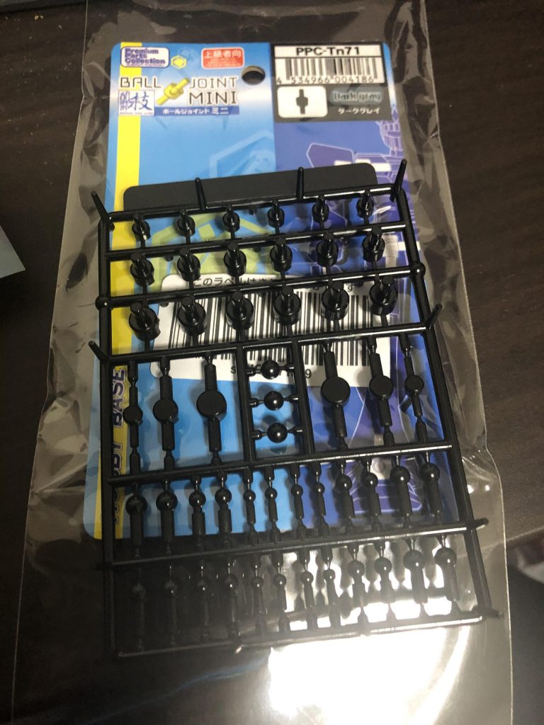 ダブルオーの胴体と旧キットフリーダムの肩は互換性がありません。どちらも穴になっていた為、こういったボールジョイントを買って取り付けました。肩の方が棒で胴体がボールになっていました。今回はこういったところでしょうか。完成度としては満足せず、綺麗に仕上げることを目指した方が良いのでしょうが、フリーダムを作った高校時代にやらかしている点が多く、実はゲート処理でエグリ過ぎてるところもありますので、ここで一旦は完成にしておきたいと思います。それにしても、最初からこうする予定で組み立てていたならともかく、元々違う形で組み立てていて壊されたから修理・改良となると、所々で不都合が起きますね。出来れば改造・改良のミキシングは避けたい。まあ、楽しいのですが……。それではお付き合いありがとうございました!次は半年くらい前に止めてしまったアイツを再開して完成させられたら……か、新たなミキシングが完成次第載せたいと思います。