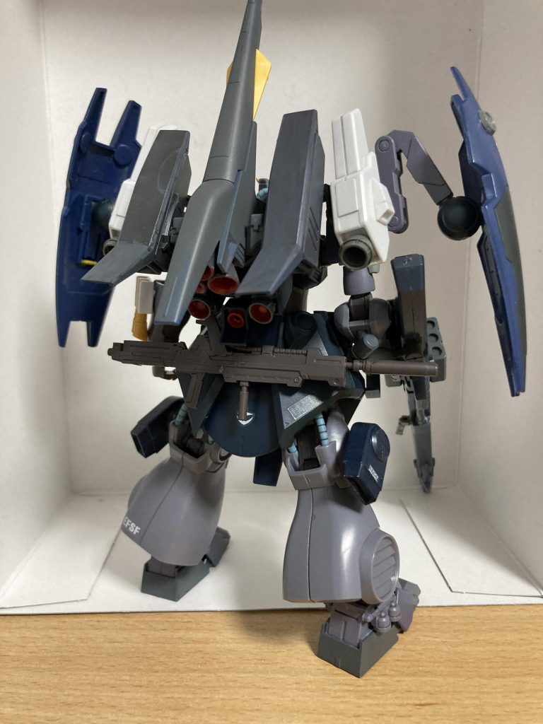 リアビューGP02のような急速接近・急速離脱の機体を作るため、とにかく大量のスラスター・バーニアをつけることを目標にしました大小合わせて合計36個もついていますZⅡのバックパックの色が隠蔽しきれていません