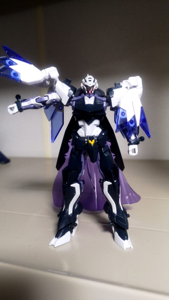 肩の追加装甲は可動軸が幾つかあるので肩の動きに干渉しないよう展開できます。