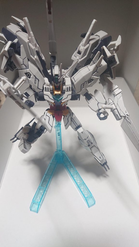 肩の武装を腕につけることで                                 近接戦も可能