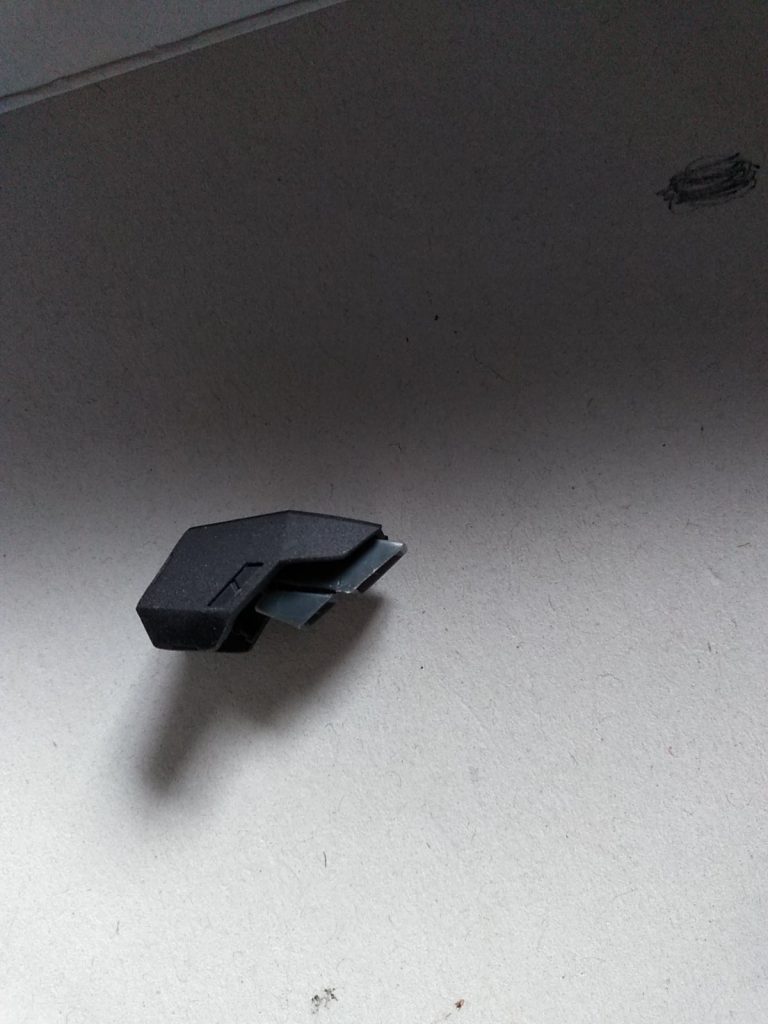 ショルダーアーマーにはアースリィガンダムの白い部分を取りビルドストライクのショルダーアーマー内にあるバーニアを取り付けました