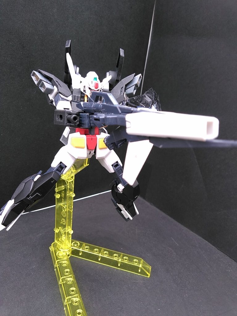 ライフル構えアースリィガンダムのライフルの先端二本を取っ払いageⅡマグナムsvについてたドラグーンのあれを取り付けました