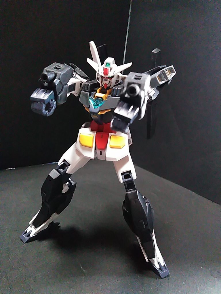 腕部ビームガン又はビームサーベルアースリィガンダムの腕部に少し浅く穴を開けジンクスのビームサーベルを半分に切り取って穴に差し込みました