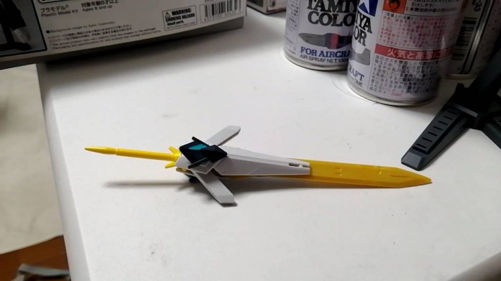 ガンダムマルコシアスとロードアストレイダブルリベイクが主なパーツです。頭はアスタロトオリジンにAGE2の顔をつけて、ダブルリベイクの側頭部を貼り付けました。角はグリムゲルデの顔面とダブルリベイクとレクスの角です。バックパックの中心はSDシスクードです。神殺しの剣は100分の1バエルソードを基礎にダブルリベイクの腕部装甲とマグナムSVのファンネルのパーツとアニマリゼのビームサーベルグリップです。以上です。今回はマグネットを使いまくっています。下半身のアーマーの半分はネオジム磁石で装着しています。塗装は厚塗しすぎて残念な感じになりましたので次は気をつけます。さて、この機体には実はモチーフがいます。それは私がハーメルンにて執筆し、完結させた二次創作小説の主人公(オリ主)です。思い入れ深い主人公だったので彼をモチーフにMSにしました。ちなみに、主人公は紅い瞳が特徴的な黒髪の中二病種族に後天的になって、コミュ障のぼっちなヒロインと結ばれます。そのぼっちなヒロインはとてもかわいいです。その子について語り始めると止まらないのでこれ以上は言いません。ただ、もしそのヒロインに心当たりがあればぜひコメントをお願いします。長々と語ってすいません。閲覧ありがとうございました。