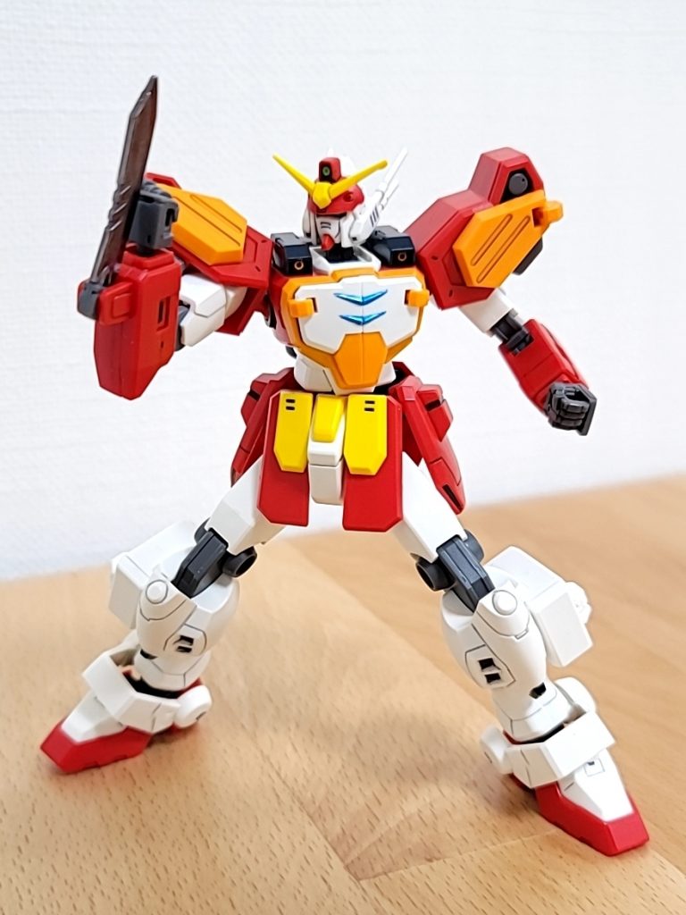 カメラアイやバルカン、胸部のブルーライン等、色が足りないところの部分塗装にスミ入れ、トップコートで仕上げています。アーミーナイフはガンメタルで塗装。引き締まった気がします。