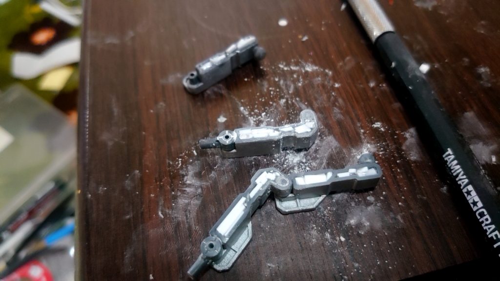 プラ板での肉抜き穴処置やディテールの追加特にHGのアストレイは膝や籠手が物足りない印象がある。ヘッドパーツはジャンクを利用し、ライフルにはH.アイズを使用。