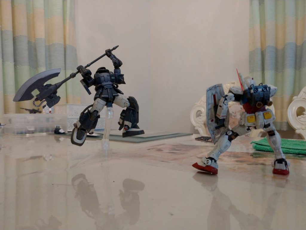 違う角度から！RG ガンダム：スミ入れ、つや消し、部分塗装にウェザリングのみHG オルテガ専用ザクⅡ：スミ入れ、つや消し、ウェザリング、部分塗装にドライブラシとHアイズ。つや消しは油性のが雰囲気デルね！臭いけど。