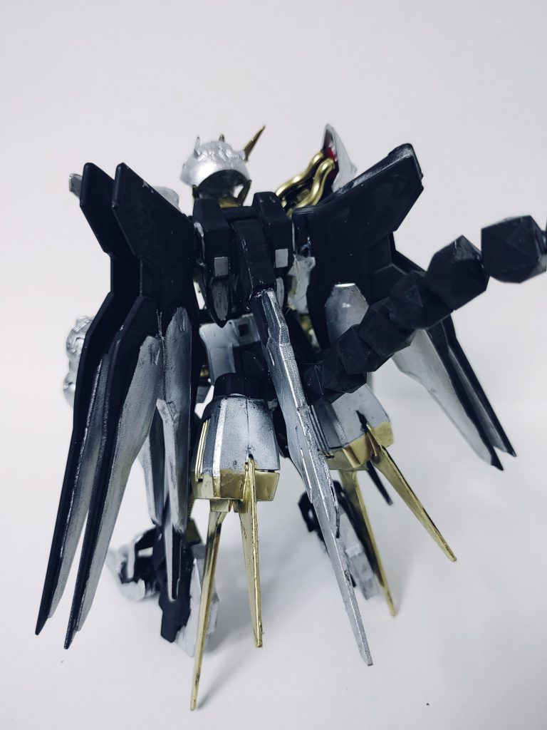 後ろ。腰したにはエールのストライカーパックをつけて、龍なんでやっぱり尻尾はかかせないですね(>_<)