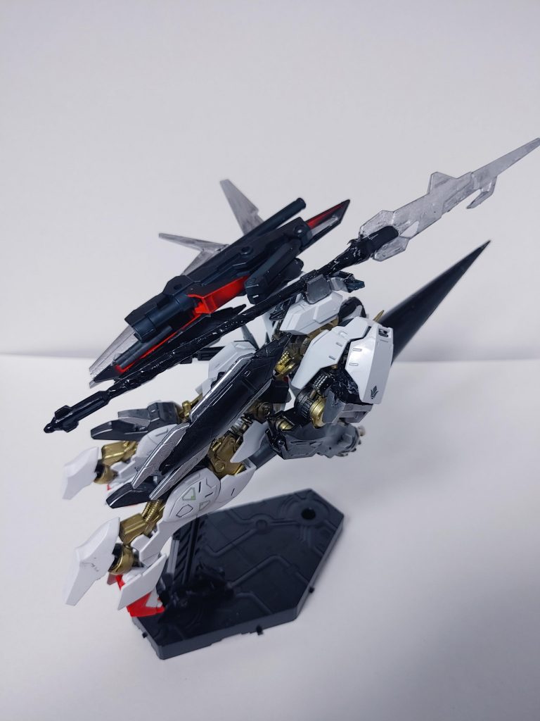 ①スピアゼルトザームの大型スピア。脚部、腰、肩のブースターからの出力で高速移動をし、全力一貫で相手を貫く。