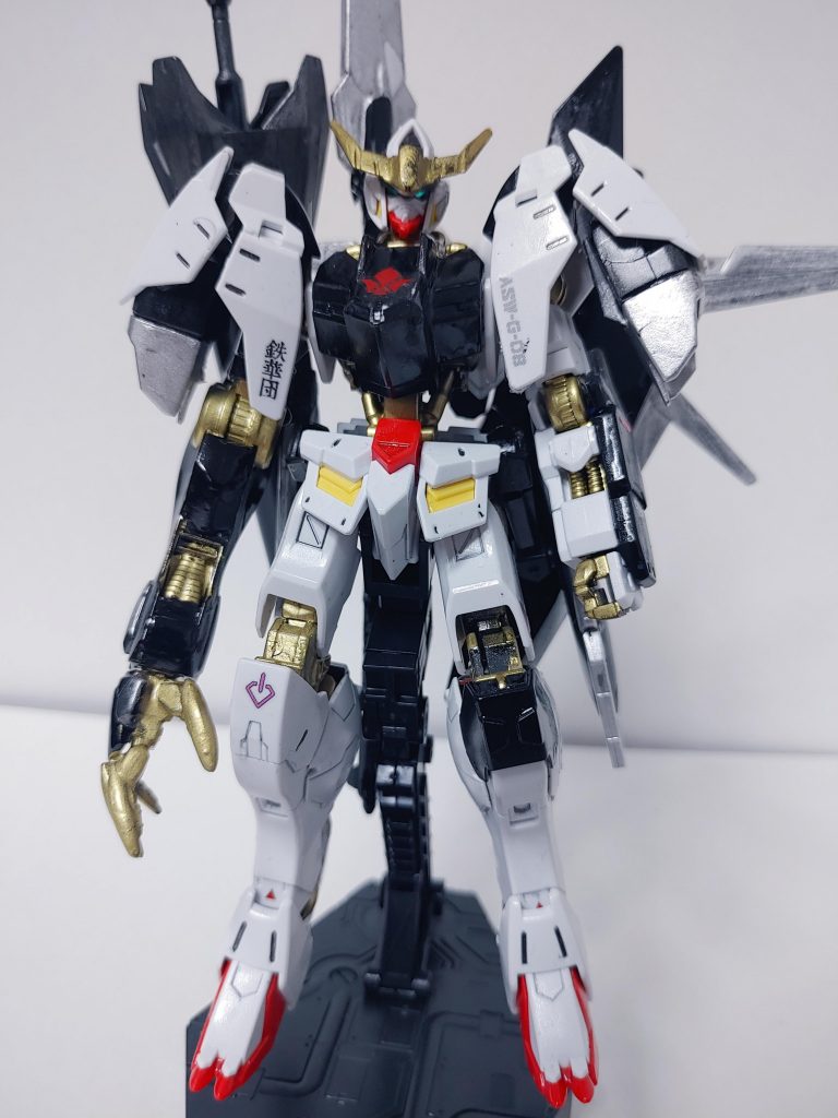 正面第6形態から主な変更点はゼルトザームの装備の追加(大型スピア、ランチャー)、肩ブースターの増設(エールストライカーのブースターを使用)と、アスタロトの脚部にし、大型の武器を扱うためルプスレクスの右腕に変更しました。