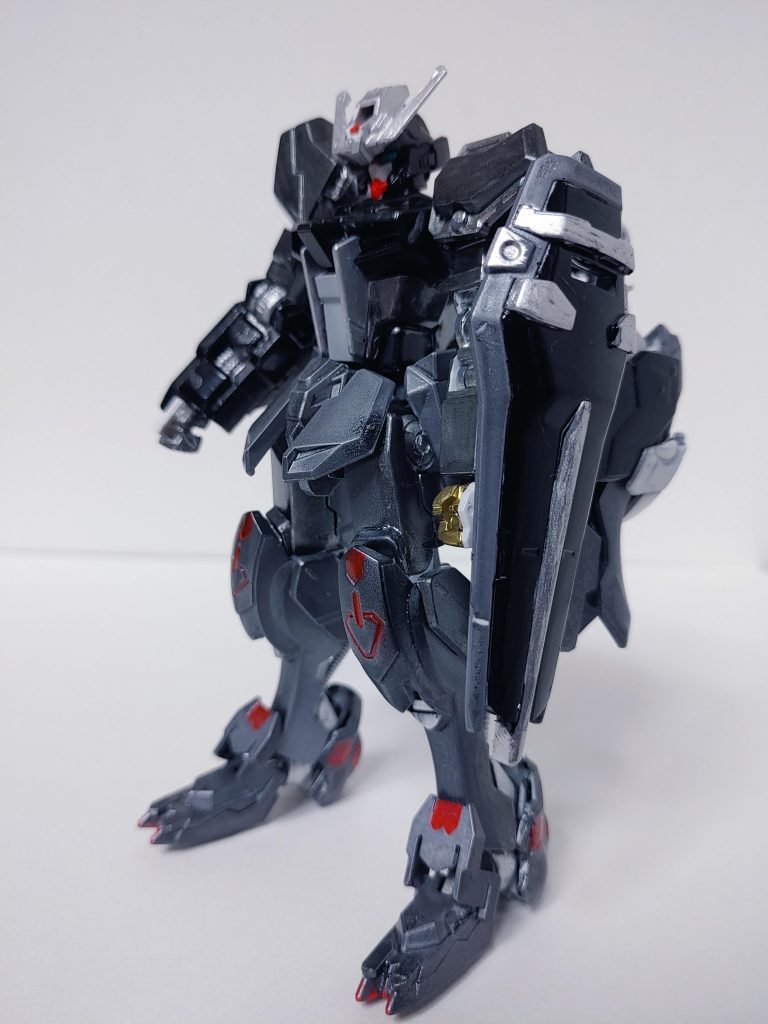 パーツが溜まり出したので、パーツ消化の為、寄せ集めの部品で製作しました。下記がそれぞれ使用した機体と使用箇所です。アスタロト(頭部)、ストライクガンダム(胴体、左腕)、バルバトス第6形態(脚部、右腕、武装)、バルバトスルプスレクス(バックパック)頭部しか使ってないけど、とりあえず機体名はアスタロトにしましたw