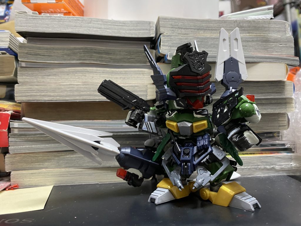 コマンドガンダムをベースに。サージェントのパーツを最大限活用するようにしています。