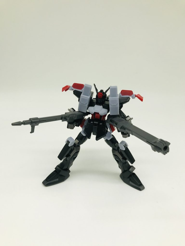 ランチャーを構えることはできるのですがバスターと左右逆なので正面に綺麗に向けるには逆手持ちしないと綺麗に持てません。逆に写真のように広げて持つとなかなか様になります。