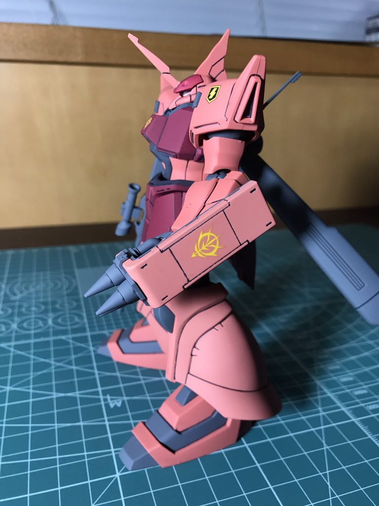 ブレードアンテナとビームマシンガンのマズル以外は特に弄ってません。ゲルググＪって設定ではシールドが必要ないくらい装甲が厚いとのことなのですが何となく武装増やしてくてスパイクシールド付けました。あと、塗装はシャア専用じゃ無いけどシャア専用機のカラーリングなJG型なので