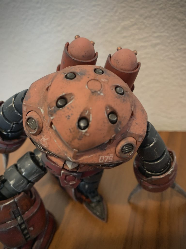 個人的には頭頂部がお気に入り。楕円形のパーツを相手にする事が今まであまり無かったので、ウェザリングを施す事でフォルムがより立体的になり改めてジオン水泳部の異形感に心奪われました。笑