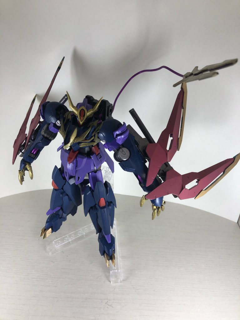 バックパックにはテイルブレイドは刺突、切断の他に砲撃機能もある。ケーブルはゼルトザームの触手なので切れても再生する。