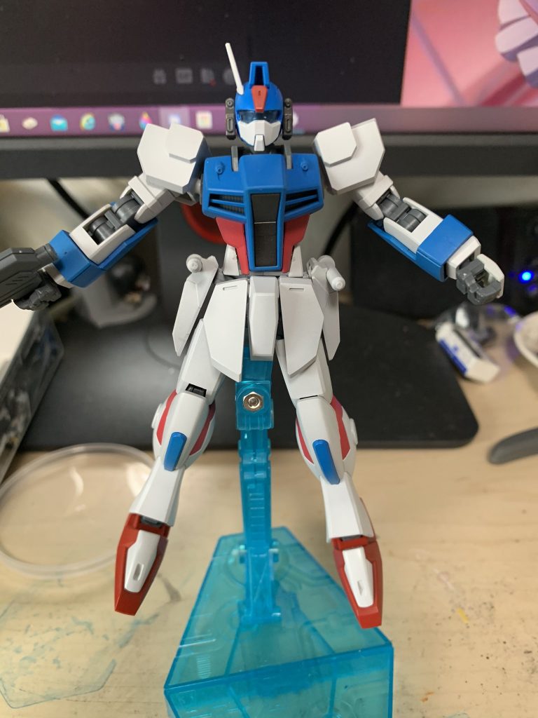 エアブラシでベタ塗りしただけの状態、このままでは顔が国民的猫型ロボットみたいでダサい。