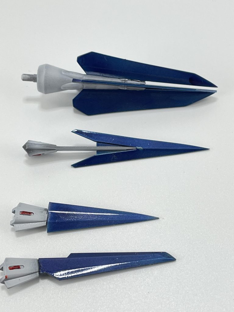 各種ドラグーン。上からA,B,C,D4枚刃で対象をえぐるように攻撃するA×2すれ違うように切り裂くことで牽制にも使えるB×4ブレード面積が大きく、打突に適したC×2遠隔操作する剣のように斬撃を繰り出せる他、腰部に装備することでスタビライザーとしても使用できるD×2をそれぞれ装備。